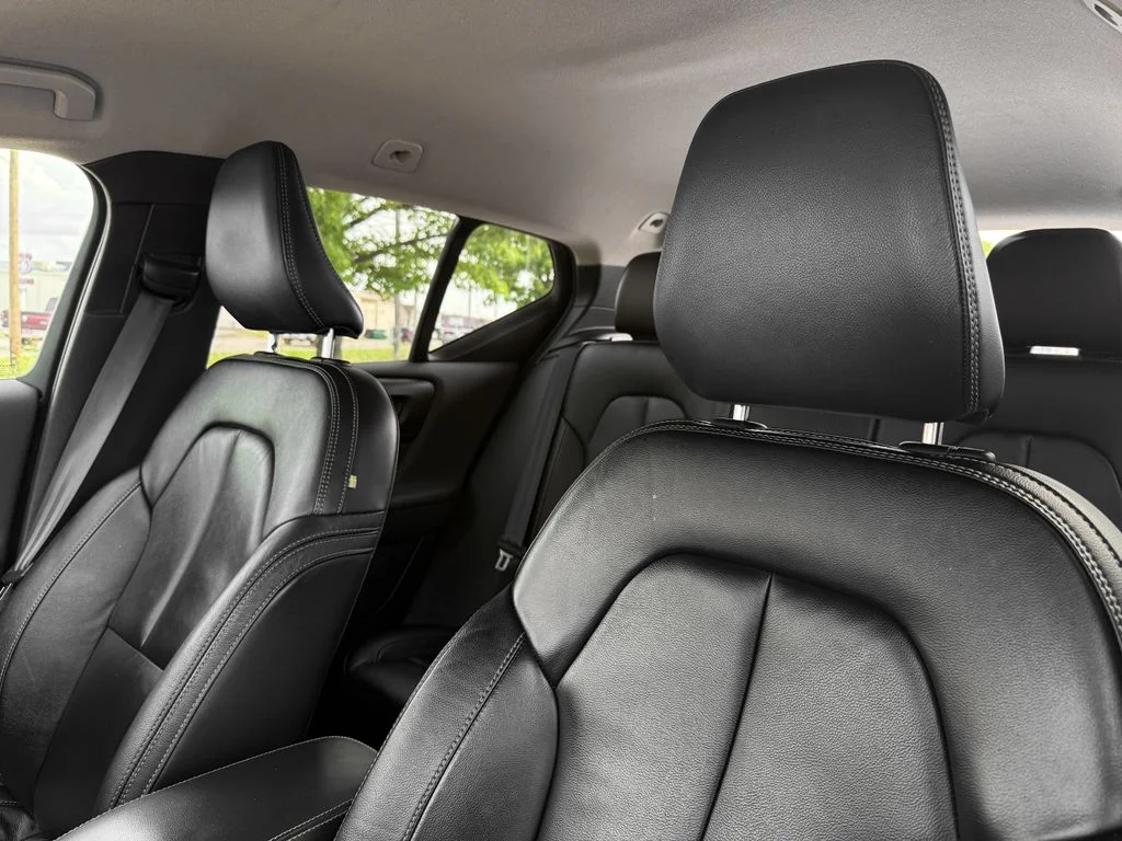 Used 2022 Black Volvo Momentum image 19