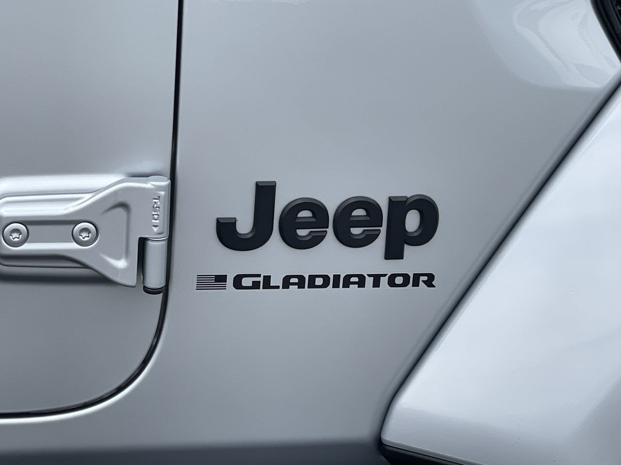 Used 2024 Silver Zynith Clearcoat Jeep Sport S image 8