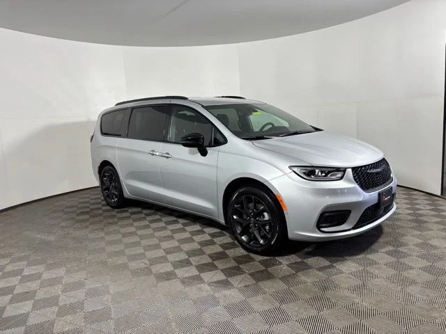 2026 Chrysler Pacifica Select AWD's photo