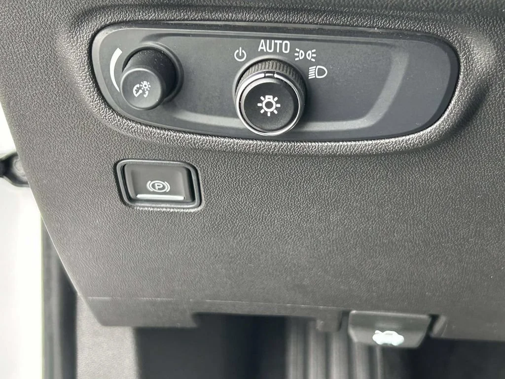 Used 2024 Summit White GMC SLE image 27