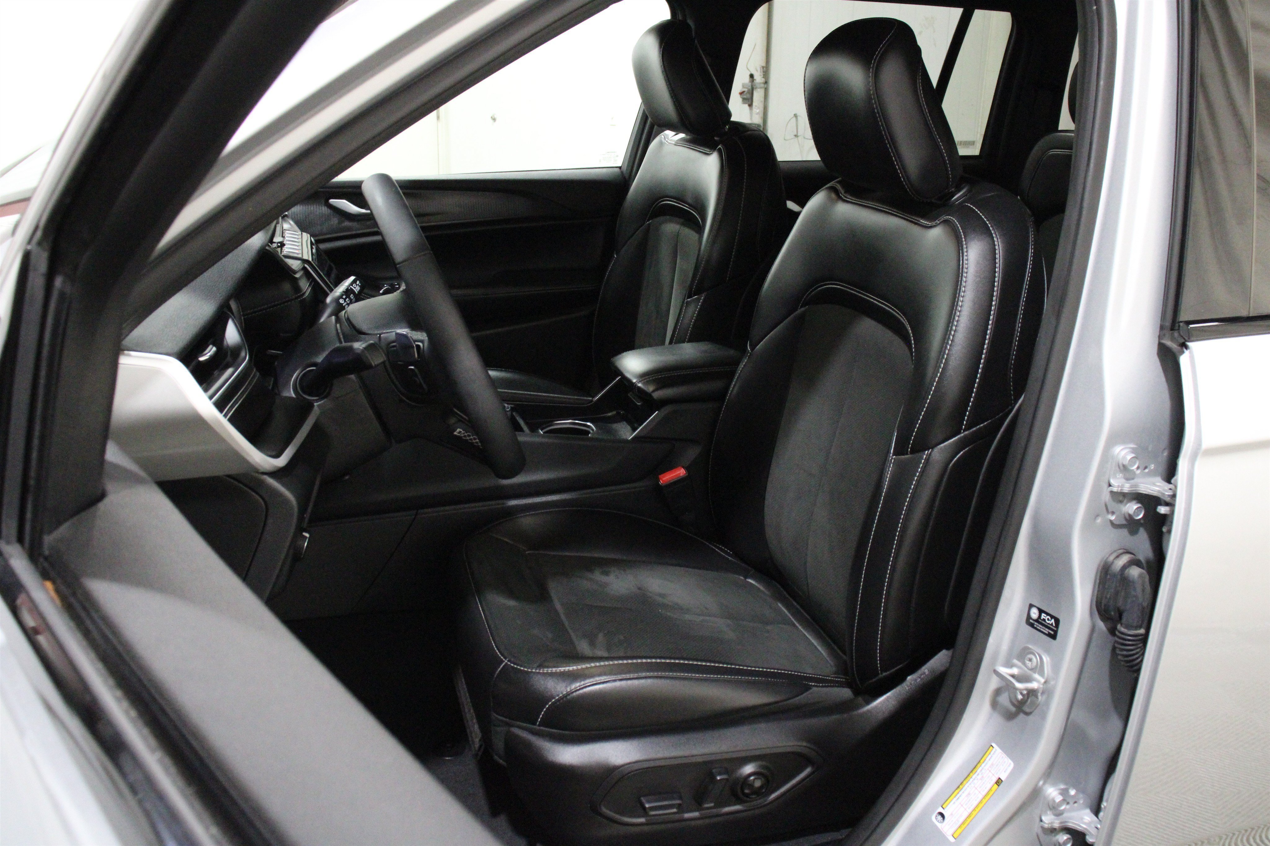 Used 2025 Silver Zynith Jeep Altitude image 5