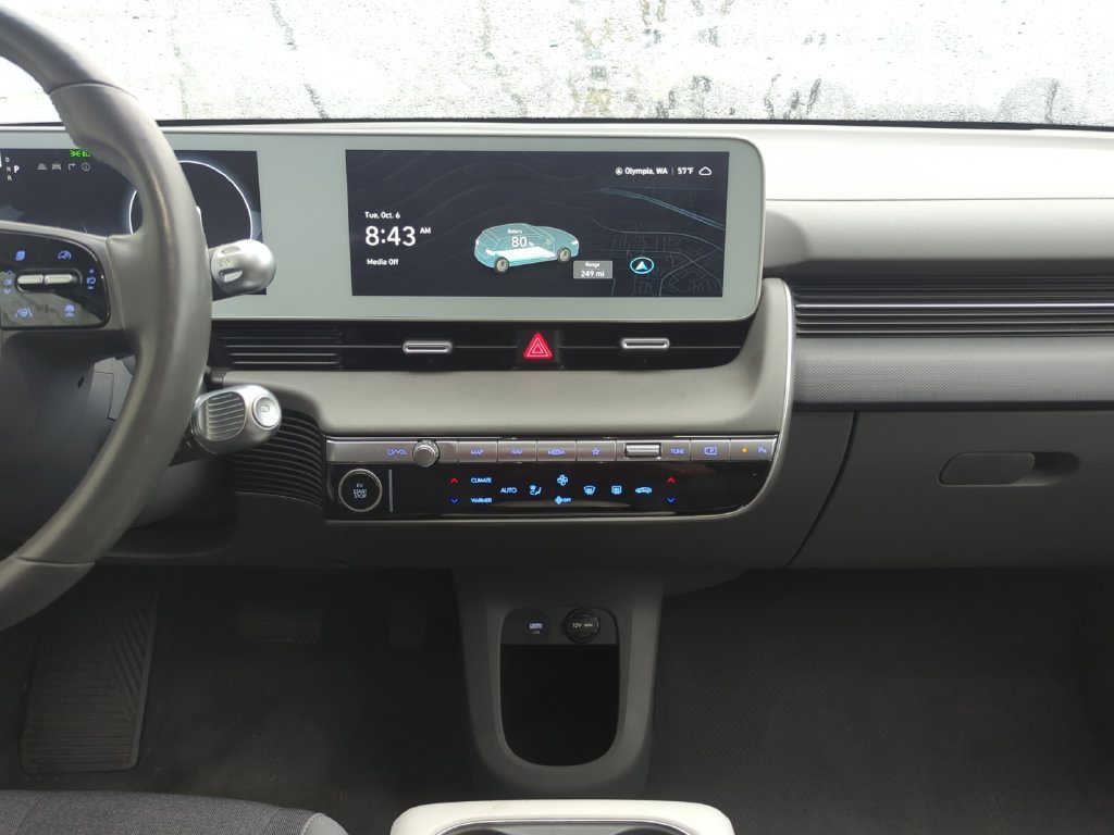 Used 2024 Gold Hyundai SEL image 21