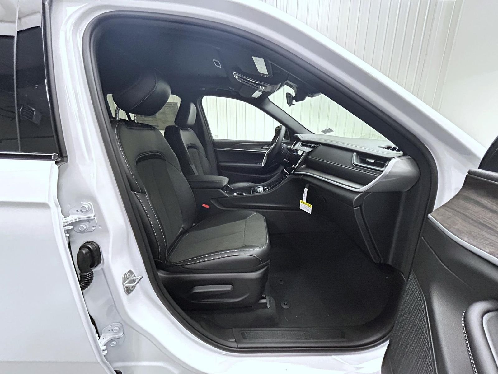 New 2026 Bright White Clear-Coat Exterior Paint Jeep Altitude image 15