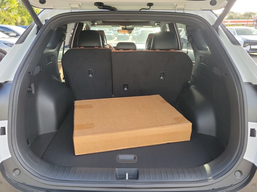 New 2027 Glacial White Pearl / Black Ro Kia X-Line image 14