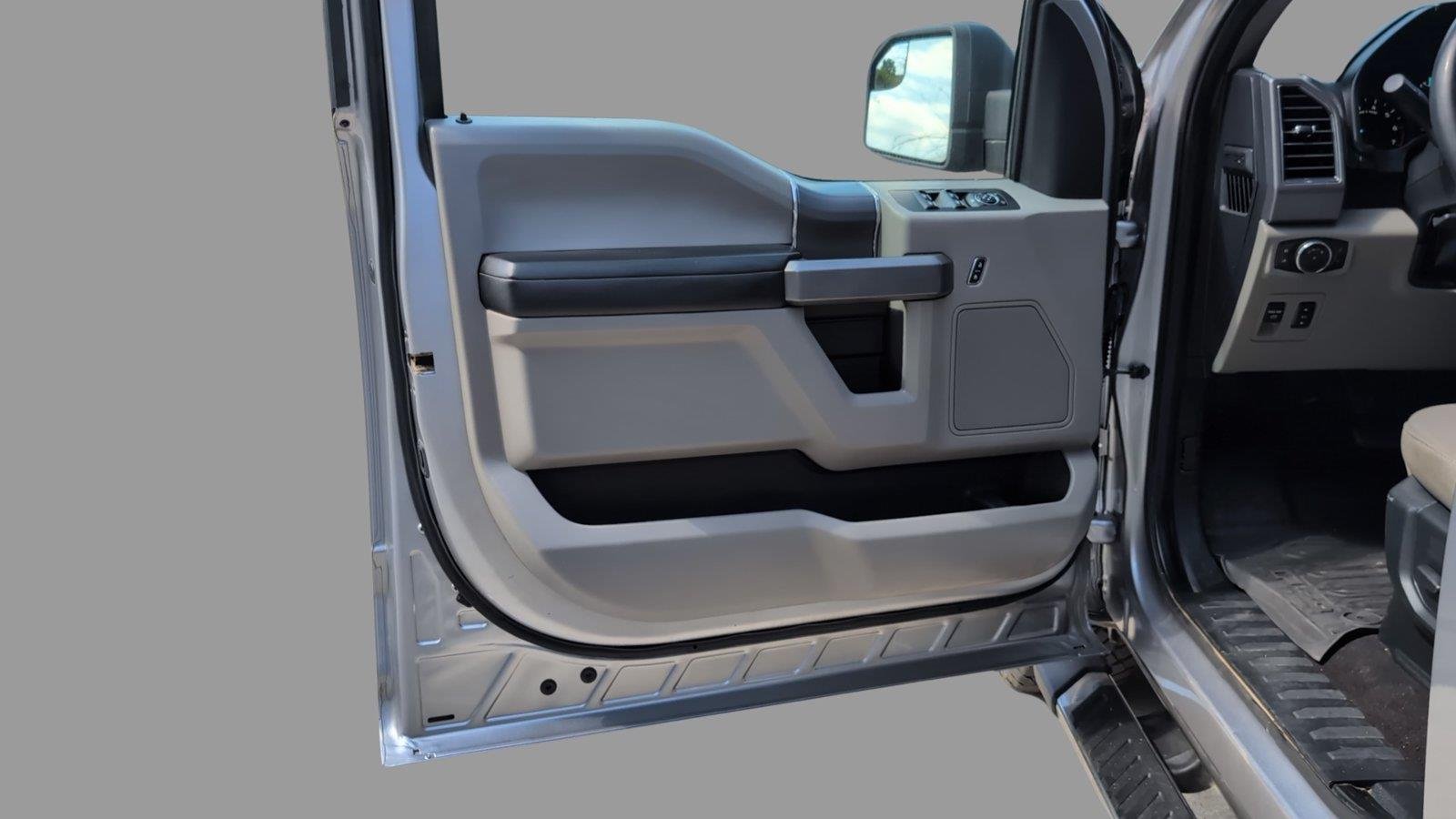 Used 2020 Iconic Silver Ford XLT image 11