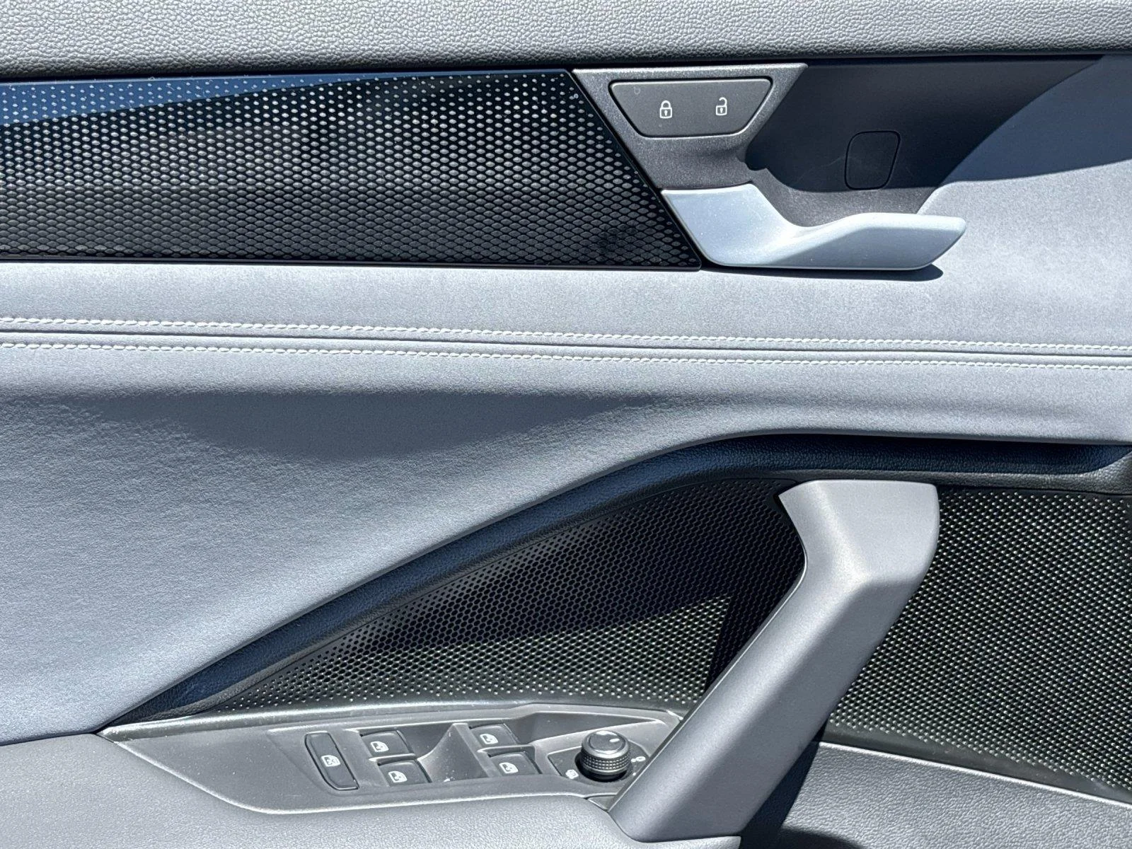 New 2026 sandstone with deep black roof Volkswagen SE R-Line Black image 14