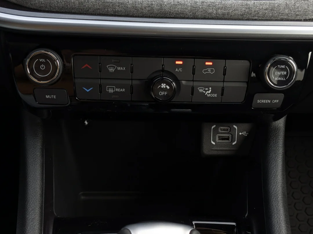 New 2025 Black Jeep North - - 4X4 - 4.99% O.A.C - Heated seats - Forward Collision Warning & More! image 21