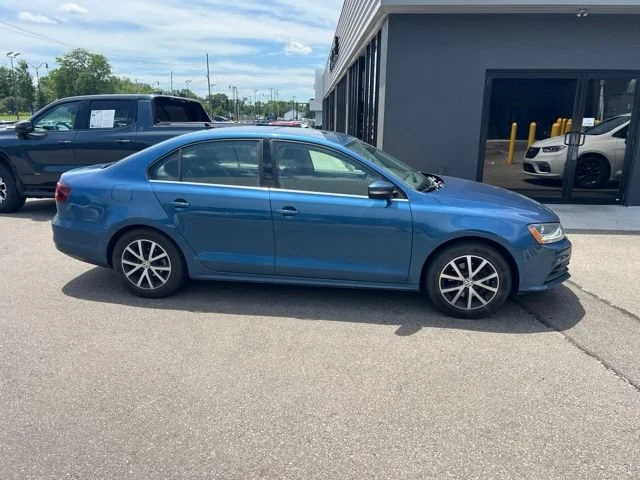 Used 2017 Blue Volkswagen 1.4T SE image 2