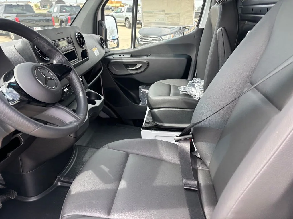 Used 2025  Mercedes-Benz Cargo 170 WB image 8