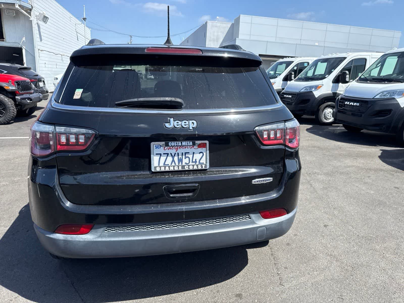 Used 2017 Diamond Black Crystal Pearlcoat Jeep Latitude image 15