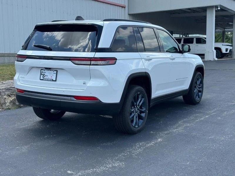 New 2026 Bright White Clear-Coat Exterior Paint Jeep Limited image 3