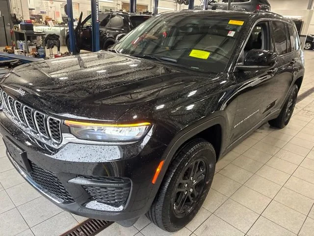 Used 2023 Diamond Black Crystal Pearlcoat Jeep Laredo image 3