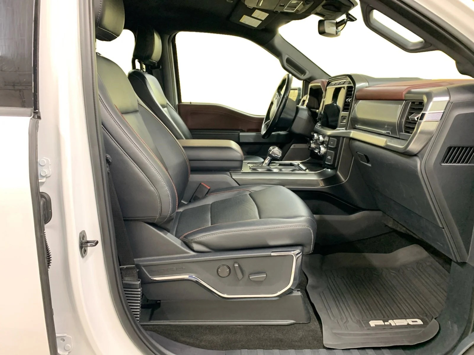 Used 2022 White Ford Lariat SuperCrew image 17