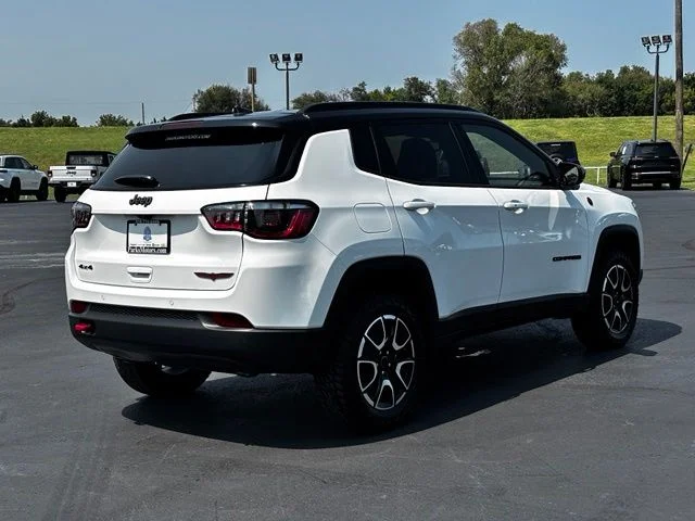 New 2026 Bright White Clear-Coat Exterior Paint Jeep Trailhawk image 7