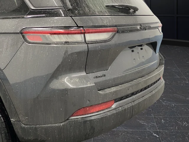 New 2026 Baltic Gray Metallic Clear-Coat Exterior Paint Jeep Altitude image 36