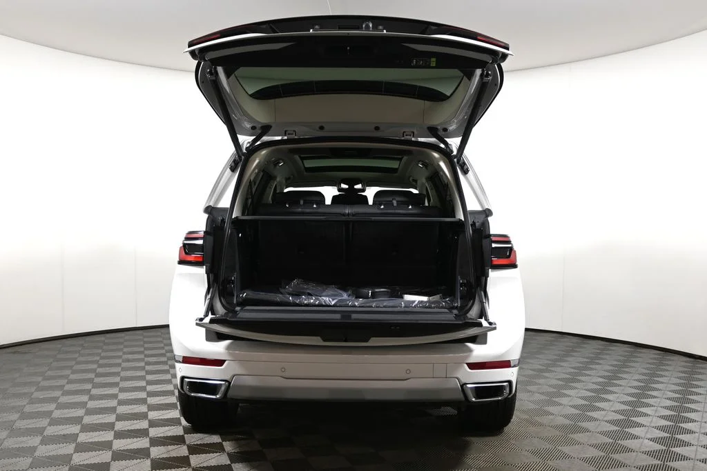 Used 2027 White BMW xDrive40i image 38