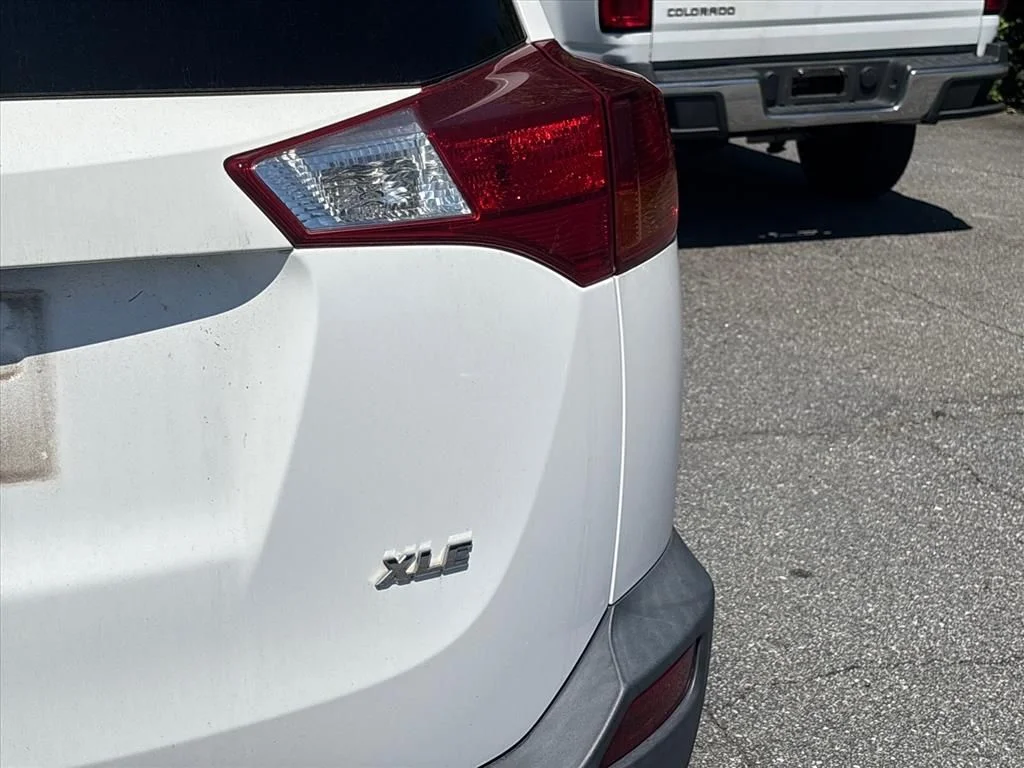 Used 2015 White Toyota XLE image 11