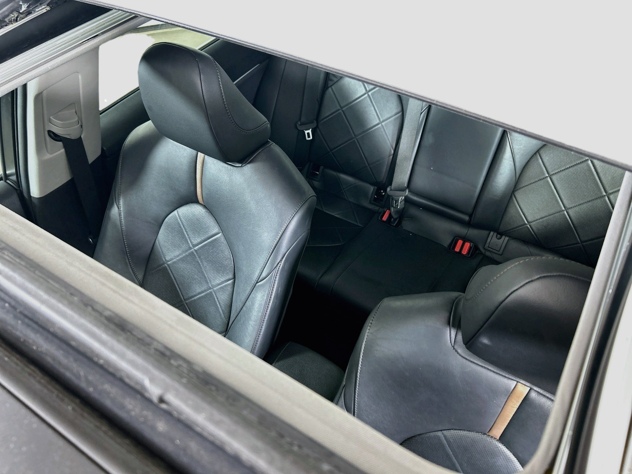 Used 2018 Wind Chill Pearl Toyota XLE image 22