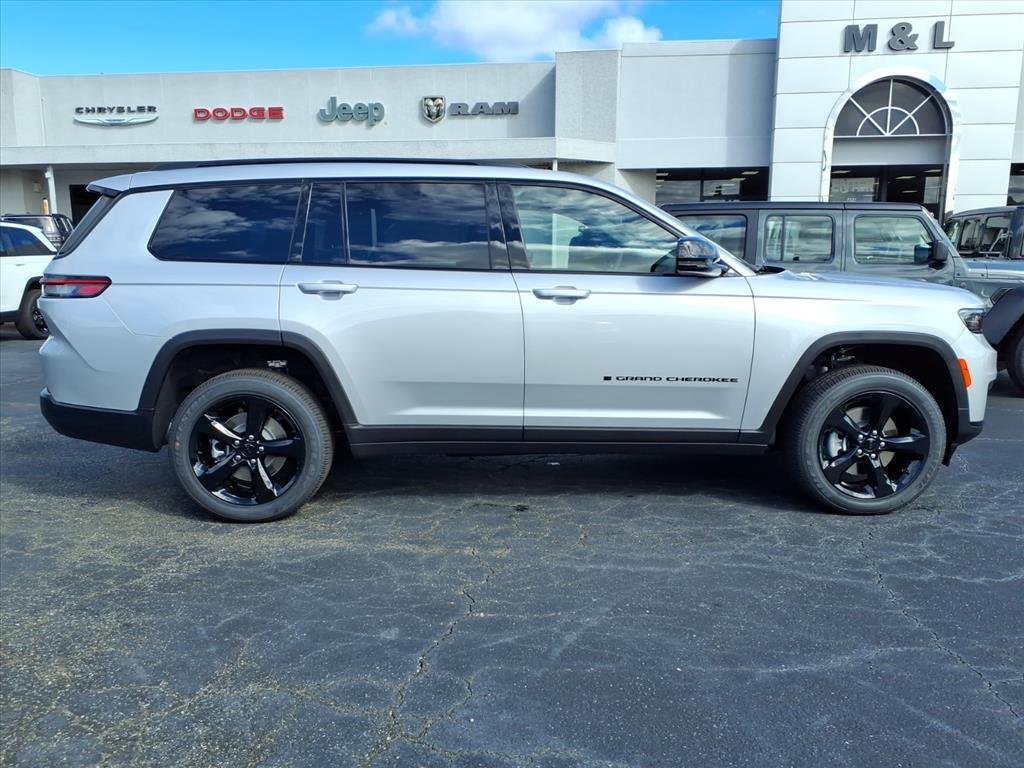 New 2025 Silver Zynith Exterior Paint Jeep Altitude X 4x4 image 19