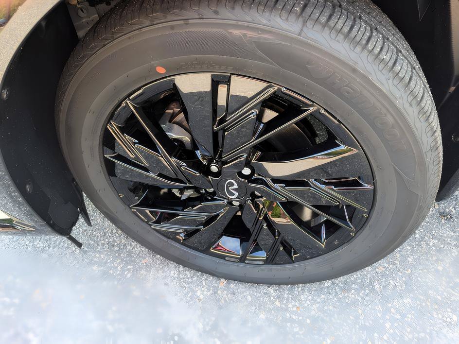 New 2027 2T RAD WHT INFINITI SPORT image 8
