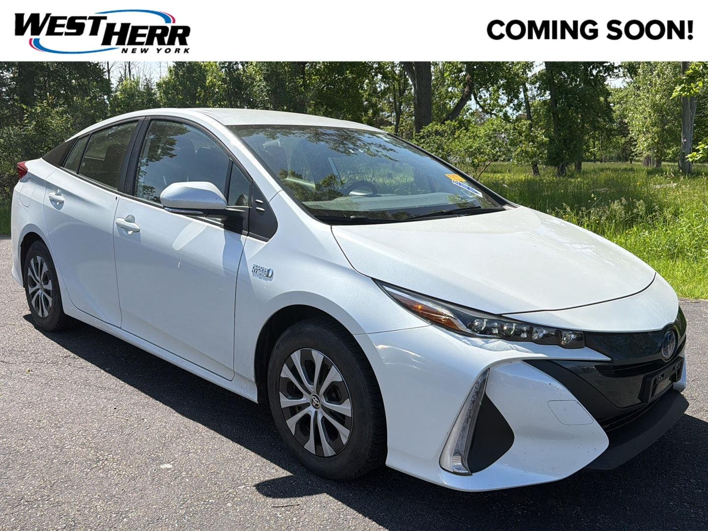 Used 2022 Wind Chill Pearl Toyota XLE image 1