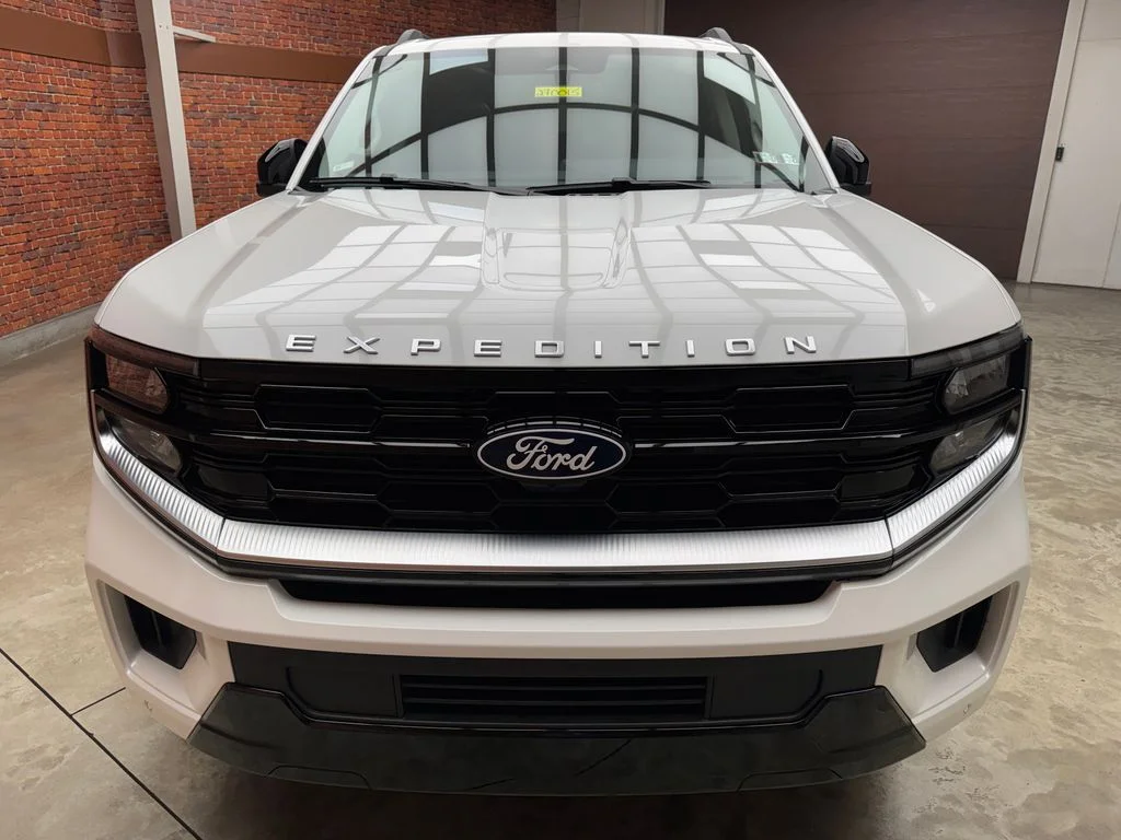 New 2027 Star White Metallic Tri-Coat Ford Platinum image 8