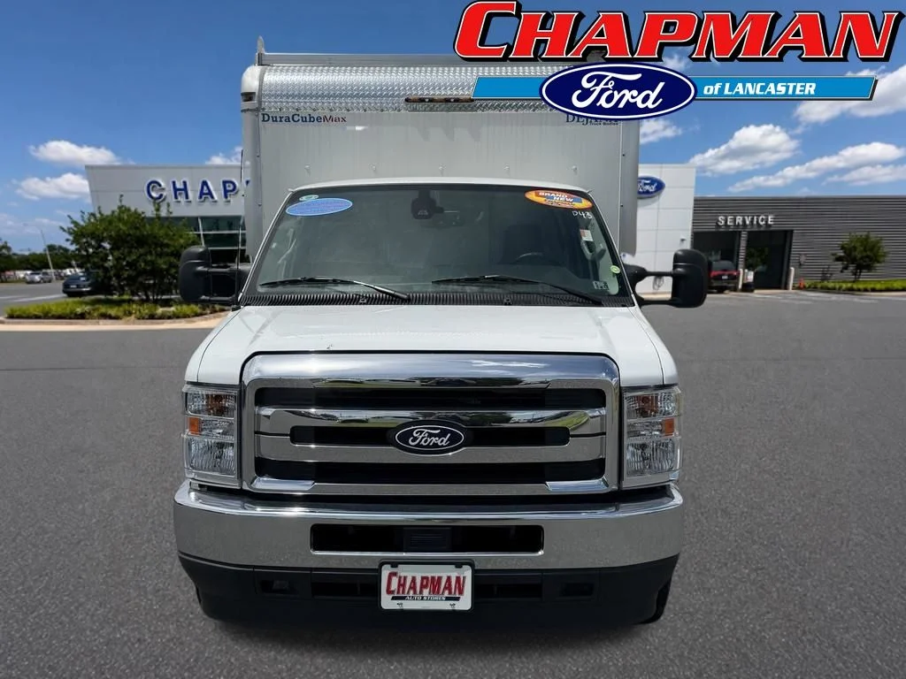 New 2026 Oxford White Ford E-350 SRW image 2