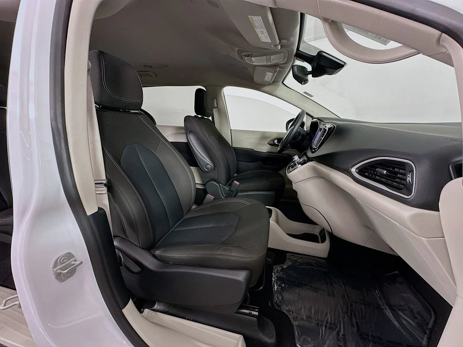 Used 2023 White Chrysler LX image 29