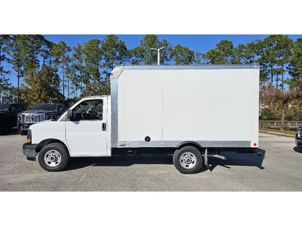 New 2025 Summit White GMC 1WT image 2