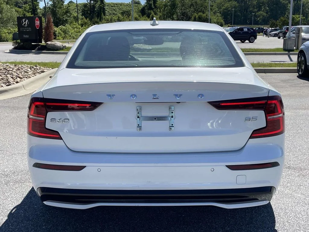 Used 2024 Crystal White Metallic Volvo Core Dark Theme image 26