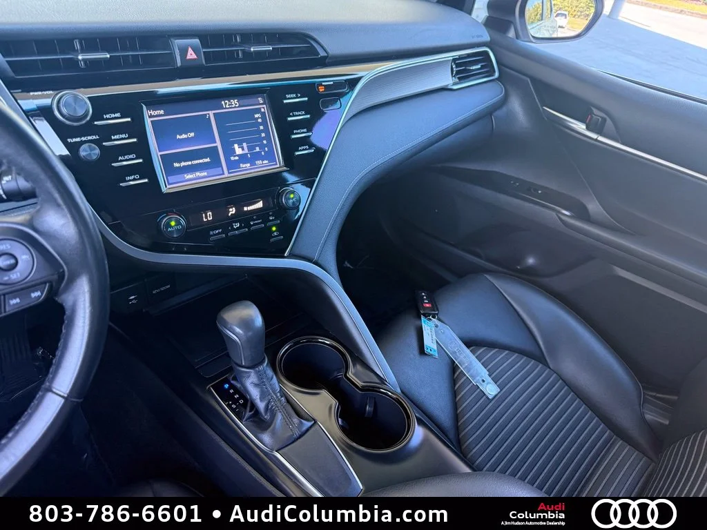 Used 2018 White Toyota SE image 28