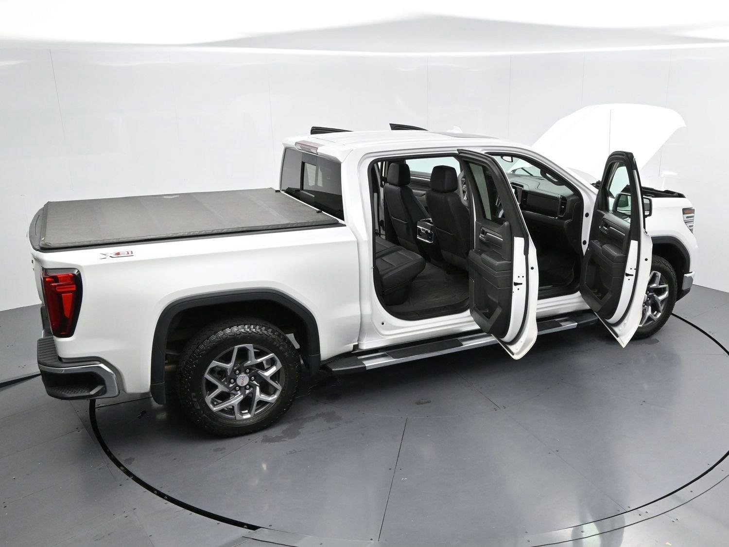 Used 2023 White Frost Tricoat GMC SLT image 41