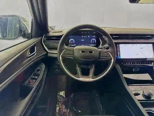 New 2026 Bright White Clear-Coat Exterior Paint Jeep Laredo image 22