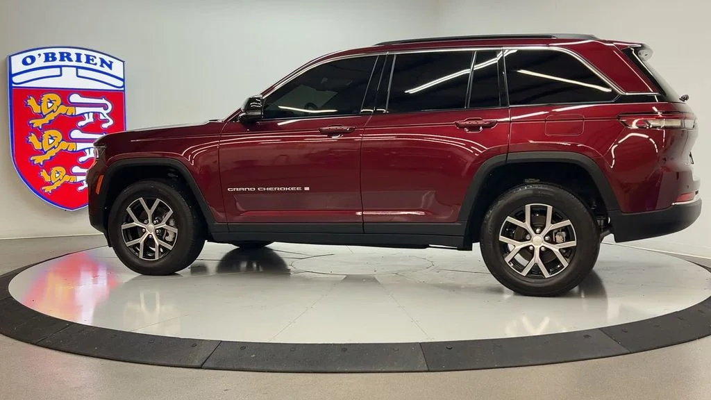 Used 2025 Velvet Jeep Limited image 7