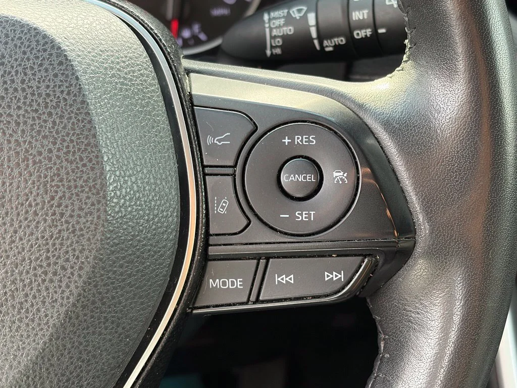 Used 2019 Lunar Toyota XLE Premium image 27