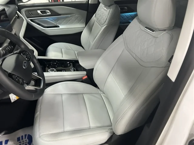 New 2026 Star White Metallic Tri-Coat FORD Platinum™ image 17
