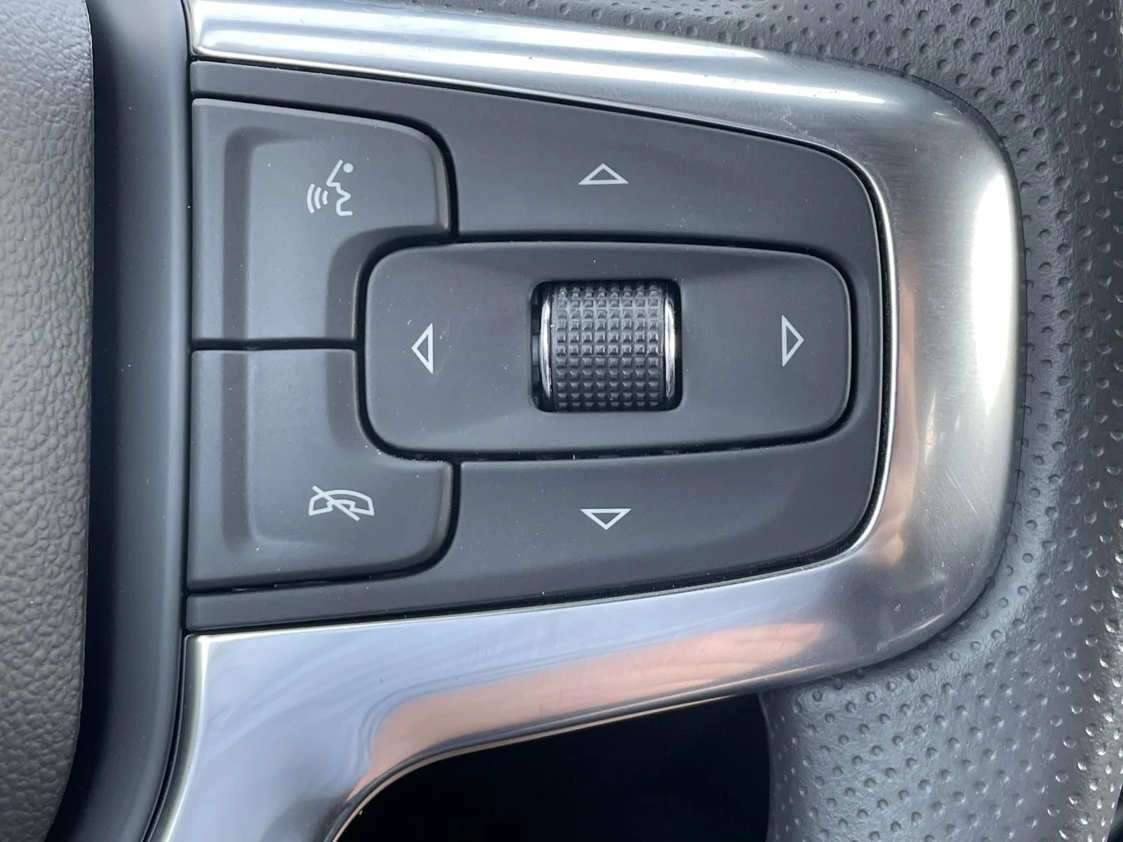 New 2026 Summit White Chevrolet 2LT image 29