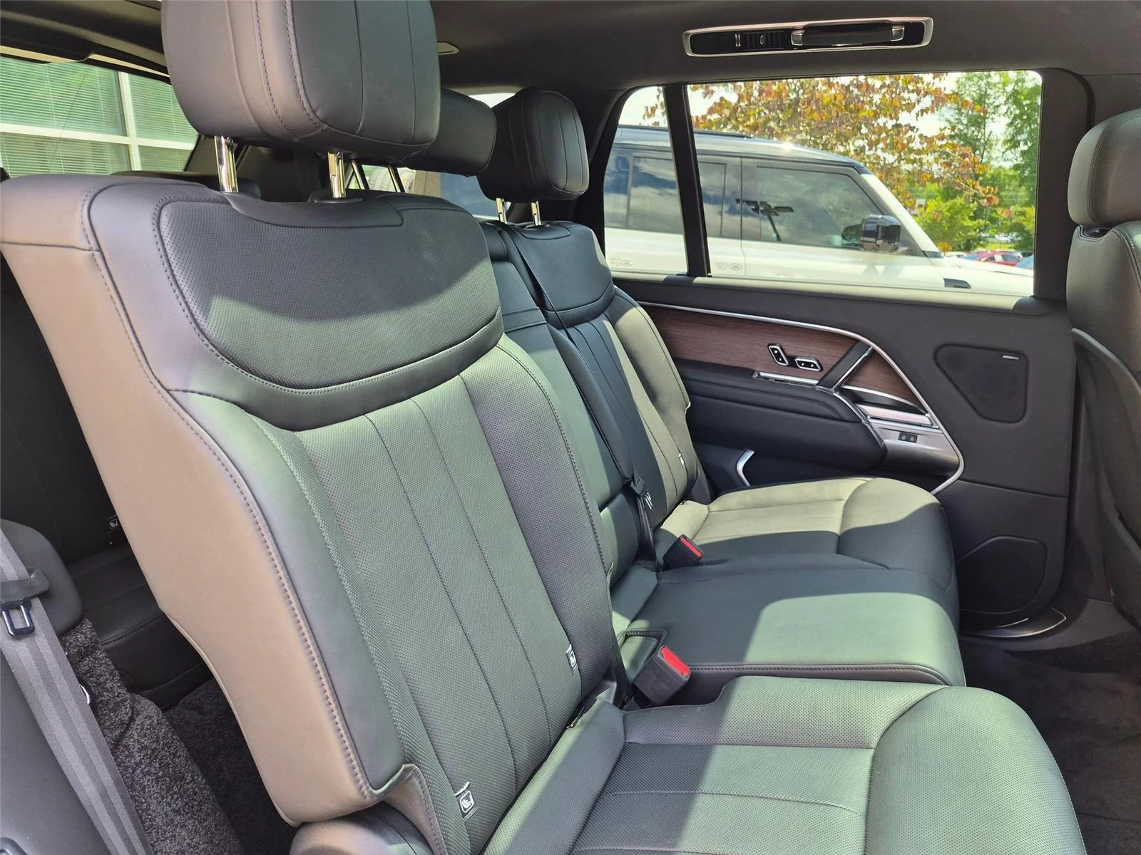 Used 2025 Fuji White Land Rover SE image 29
