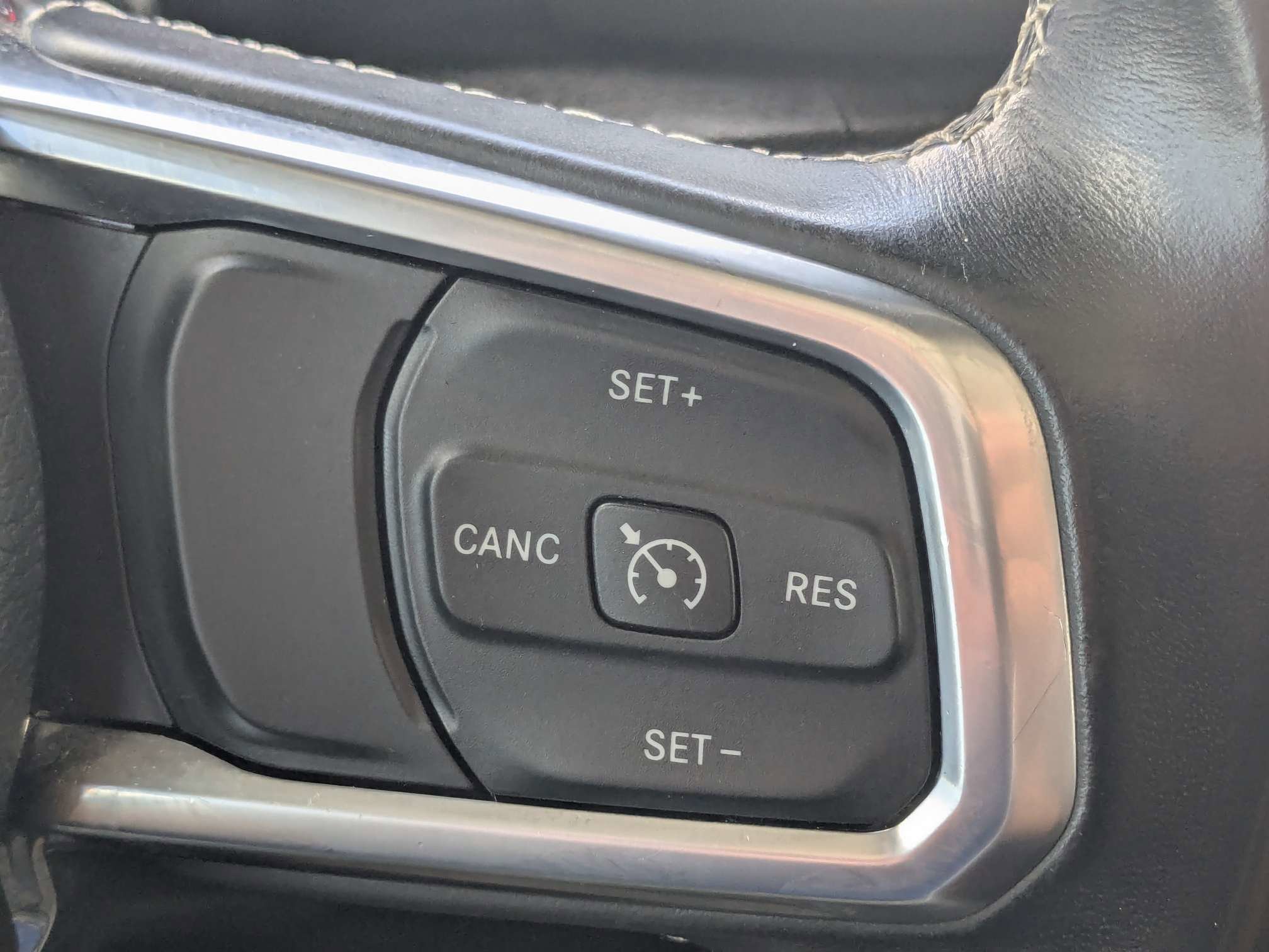 Used 2020 Bright White Clearcoat Jeep Sport S image 34