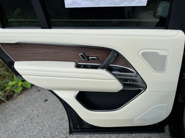 New 2027 Santorini Black Land Rover SE image 11