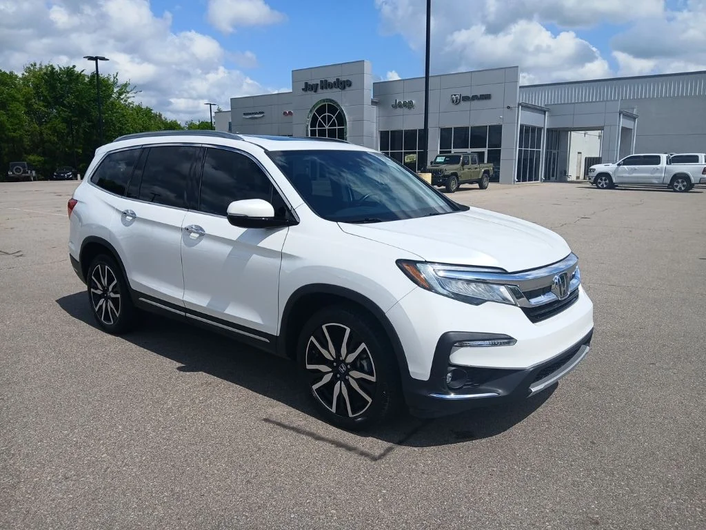Used 2020 White Honda Touring image 2