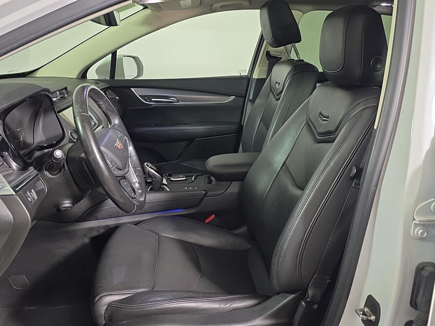 Used 2019 Crystal White Tricoat Cadillac Luxury AWD image 13