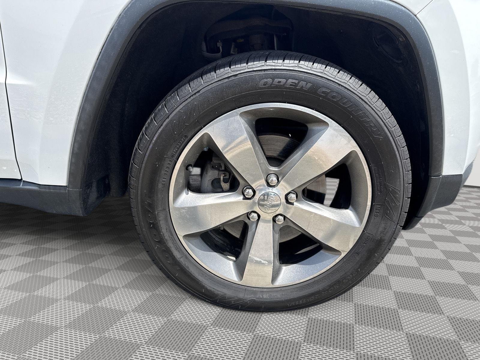 Used 2014 Bright White Clearcoat Jeep Limited image 12