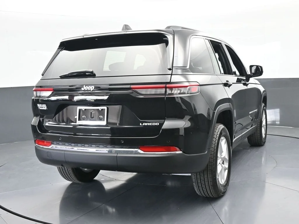 New 2026 Diamond Black Crystal Pearl-Coat Exterior Paint Jeep Laredo X image 5
