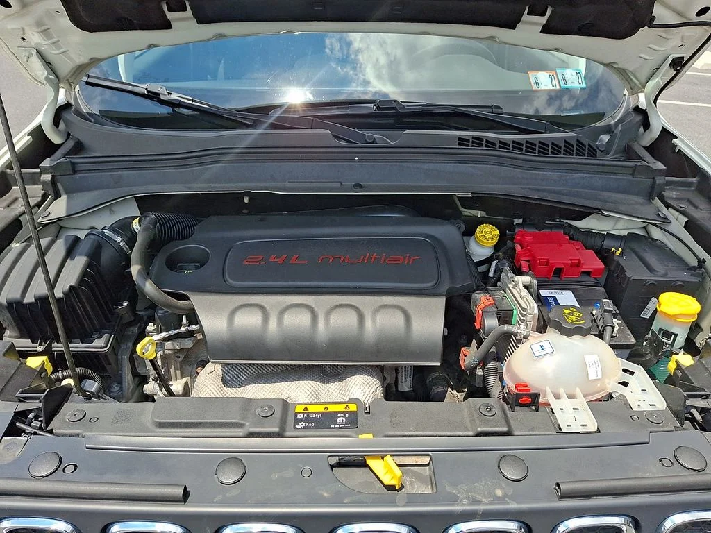 Used 2018 White Jeep Latitude image 27