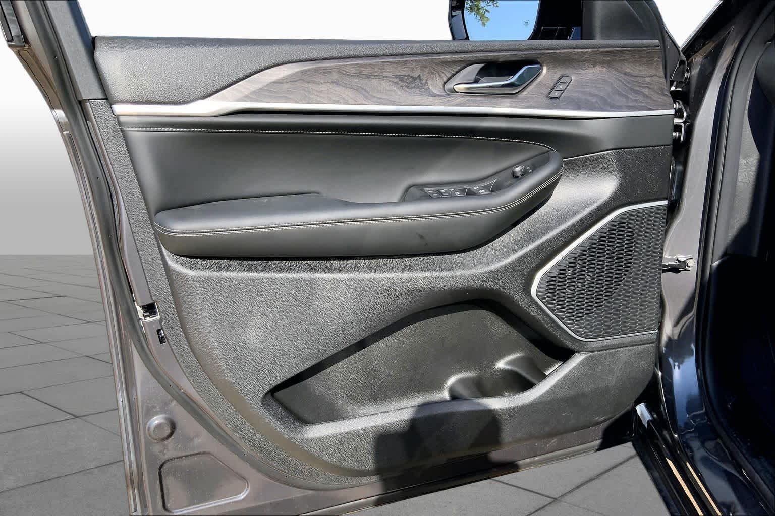 New 2026 Baltic Gray Metallic Clear-Coat Exterior Paint Jeep Limited Reserve image 10