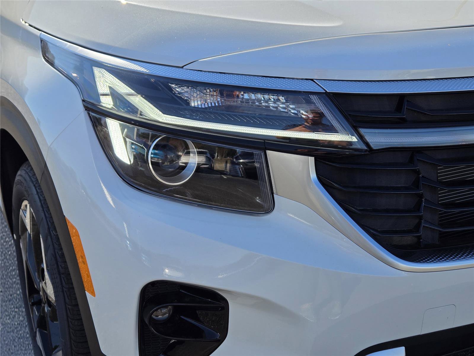 New 2026 Snow White Pearl Kia EX image 4
