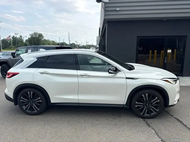 Used 2021 Majestic White INFINITI LUXE image 2