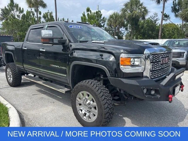2019 GMC Sierra 4WD Crew Cab Standard Box Denali's photo