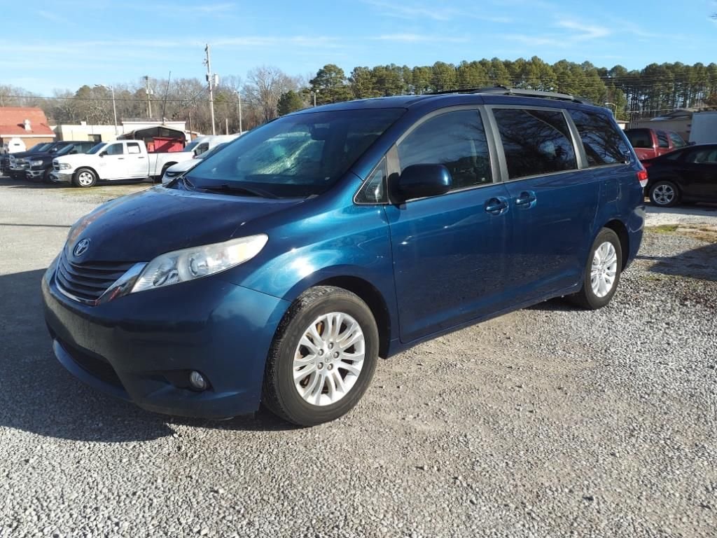 2012 Toyota Sienna XLE V6 7-Passenger Access Seat's photo